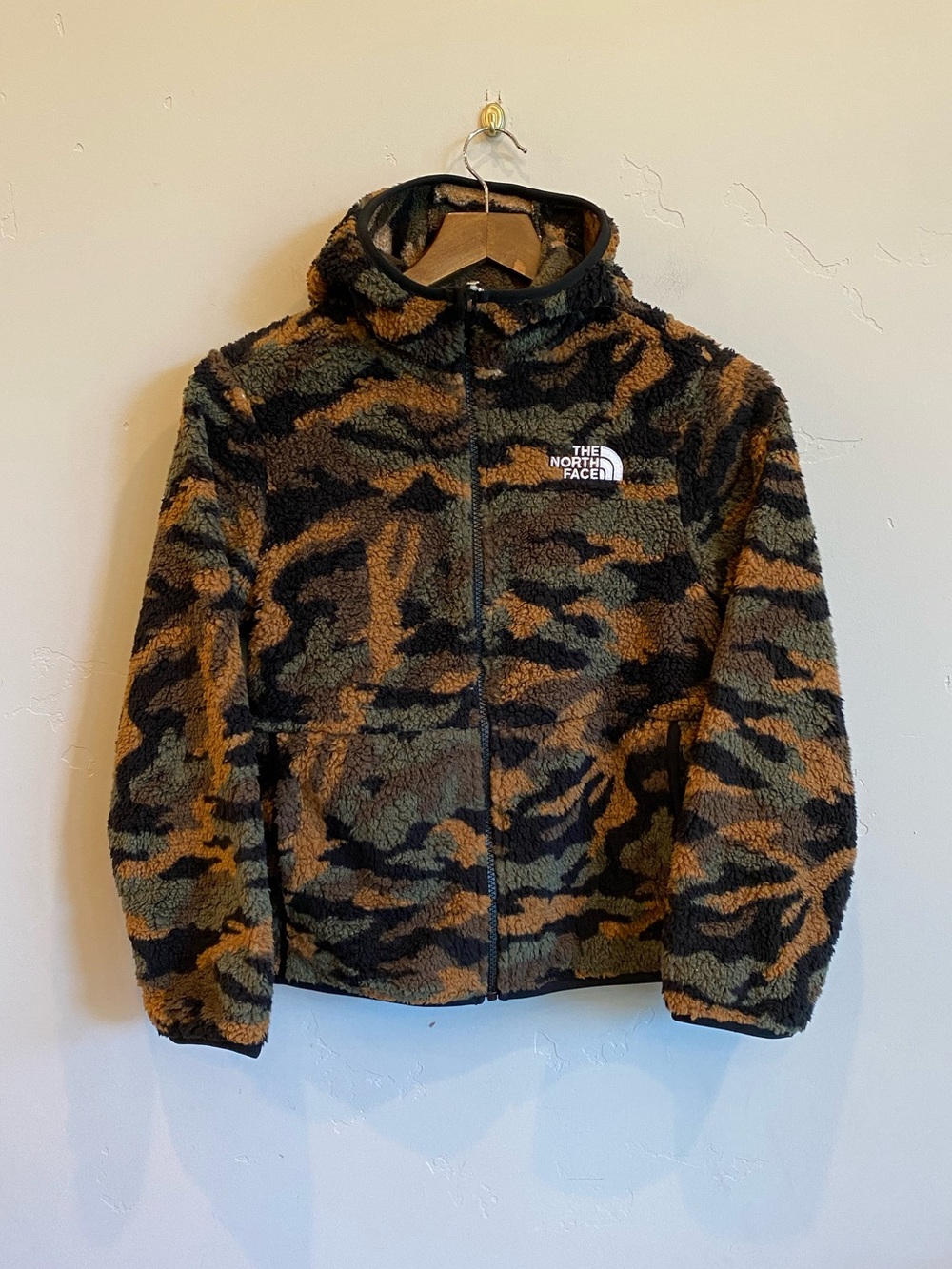 THE NORTH FACE Camo Hooded Campfire Sherpa Fleece Jacket
